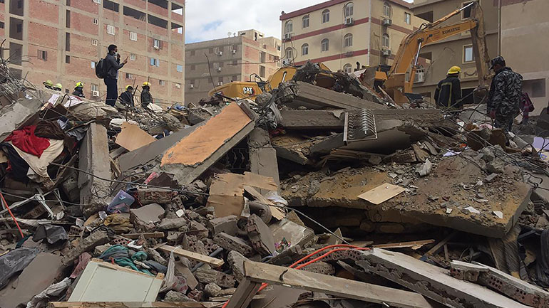 Σε 23 ανέρχονται οι νεκροί από την κατάρρευση της δεκαώροφης πολυκατοικίας στην Αίγυπτο